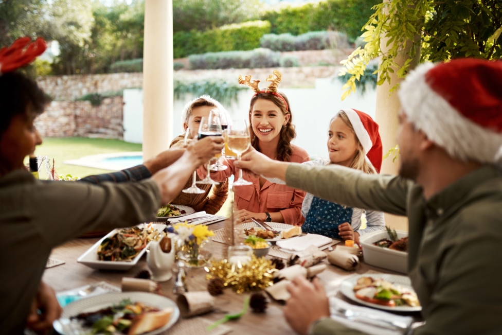 Christmas entertaining tips make the holidays sizzle with trueflame outdoor kitchen solutions